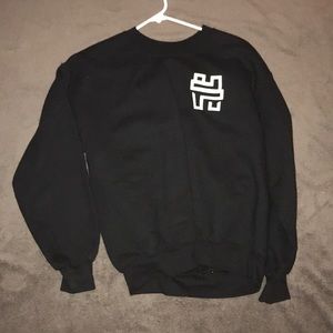 I’m selling a black sweater hope you guys enjoy:)